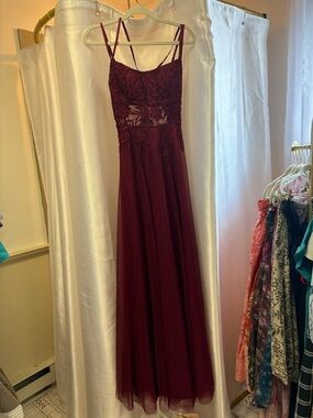 Windsor Long Burgundy Prom Deess With Lace Detail